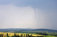 Pohled z Klenčí pod Čerchovem k severu, vpravo přeháňka ve směru na Staňkov, čas 17:40, © Ivan Svatoš