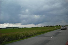 První fotografie, zobrazující trombu, nikoliv však tornádo. Pohled na severozápad.  (© Z. Dřevojan)