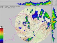 Situace v čase pozorování tornáda. Červený křížek je umístněn v přibližné poloze obce Jevišovice. Vidíme, že se oblačnost, z které vznikla byla nevýrazná, bez známek elektrické aktivity.  (©  CHMI)